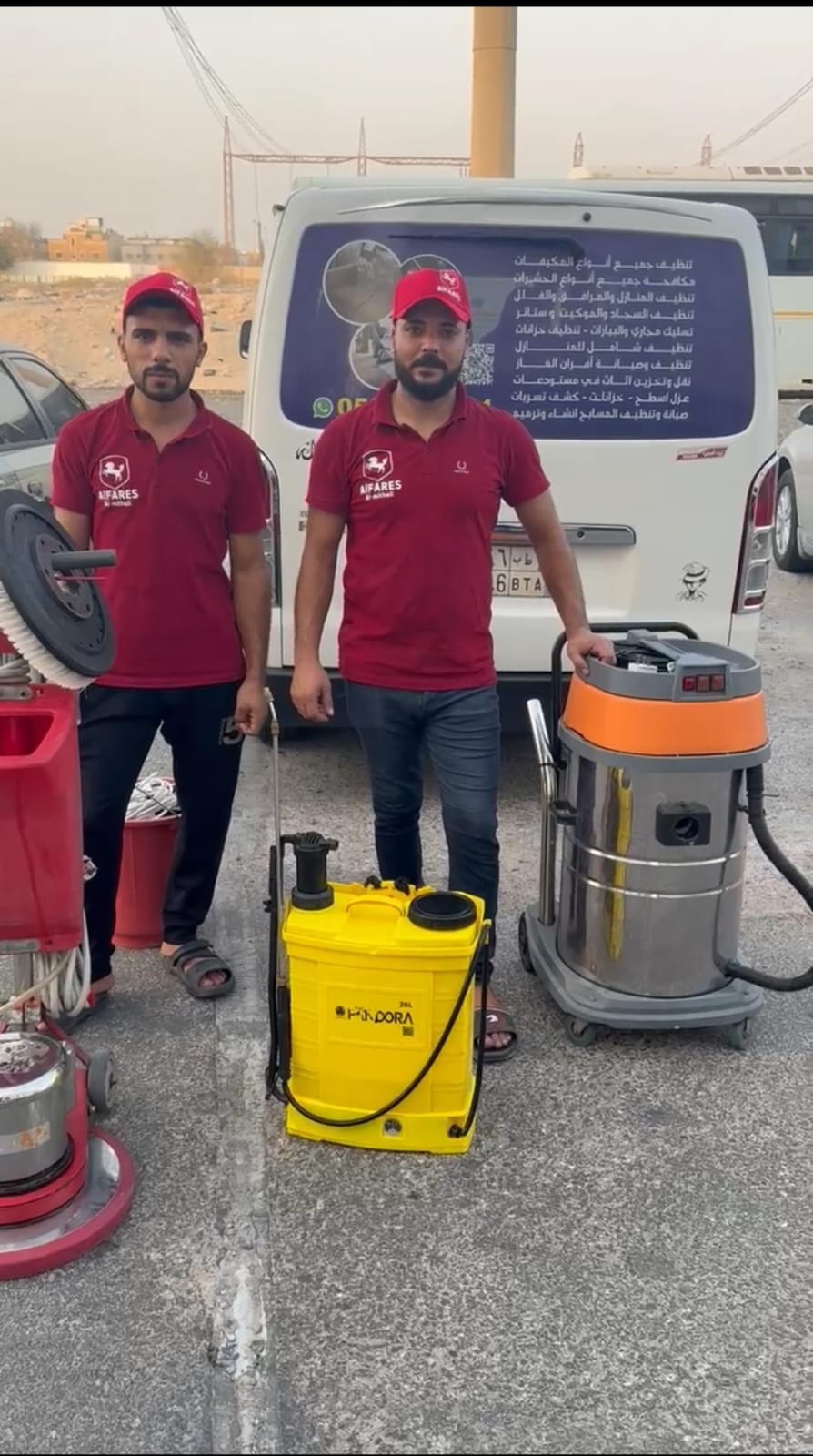 فريق العمل اثناء تنفيذ خدمة لعميل