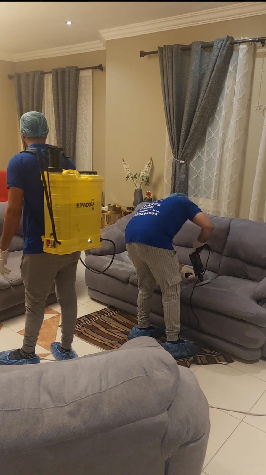 فريق العمل اثناء تنفيذ خدمة لعميل