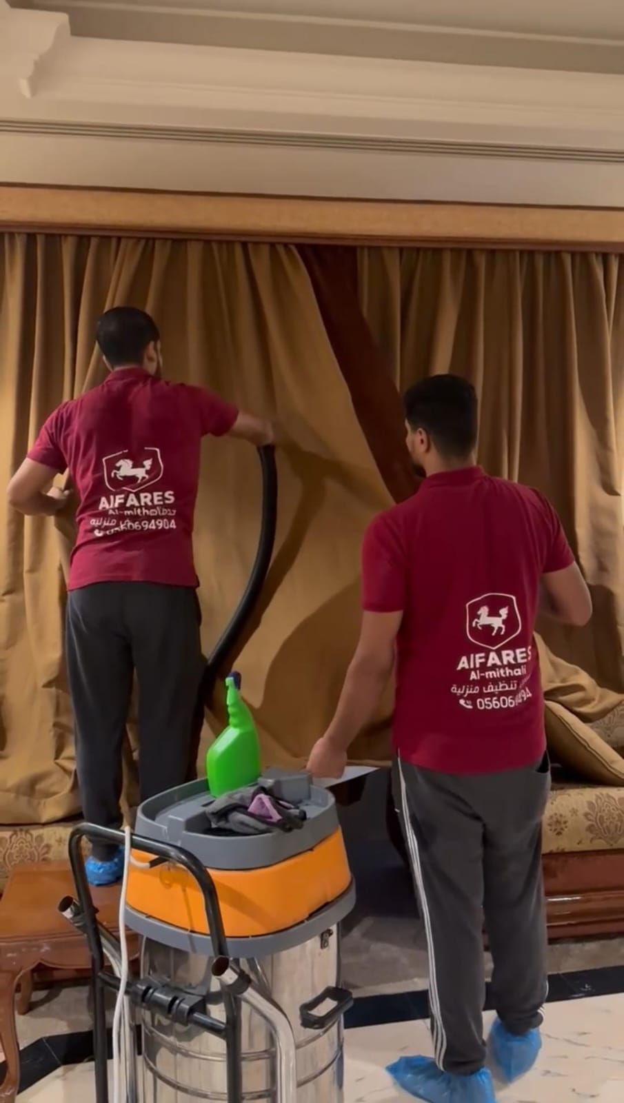 فريق العمل اثناء تنفيذ خدمة لعميل