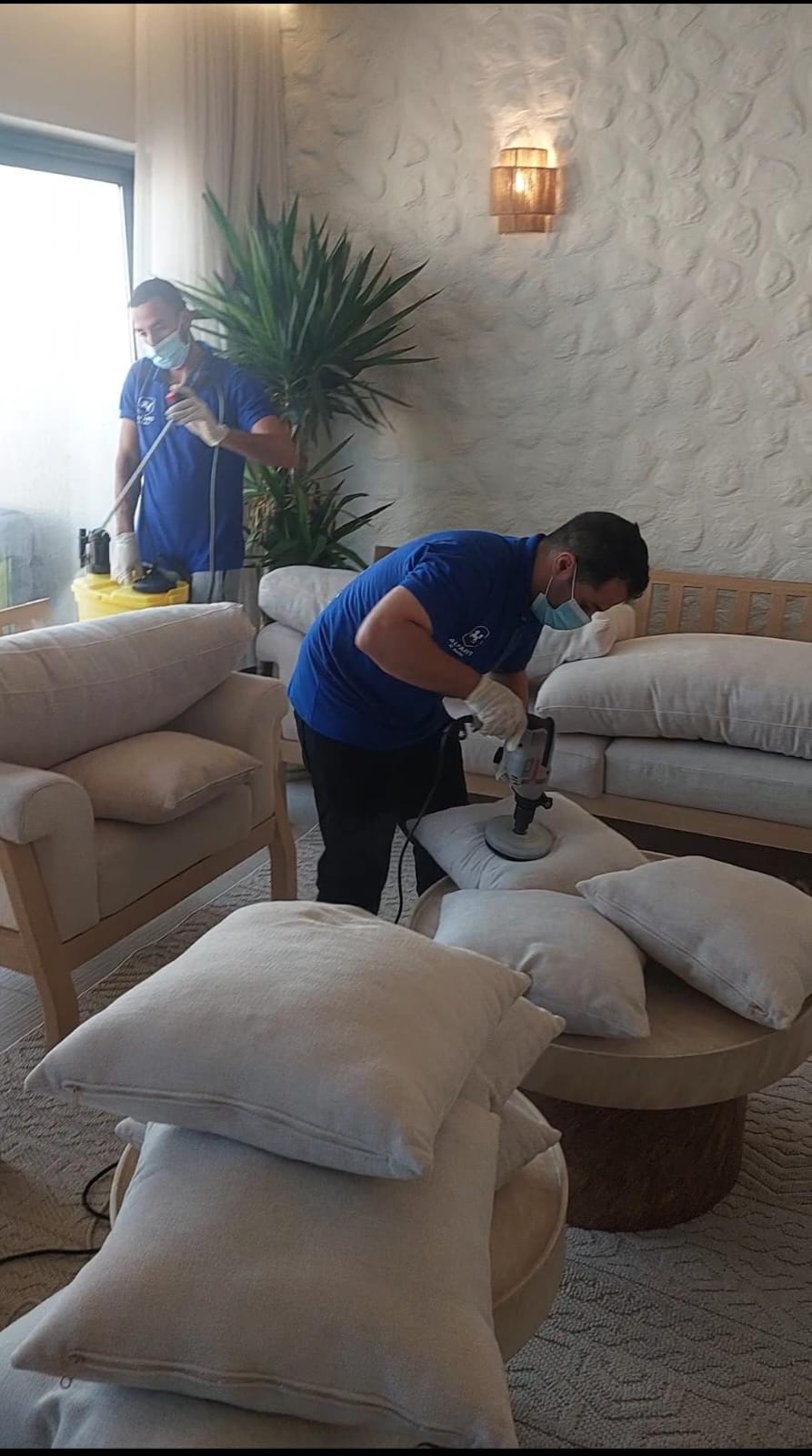 فريق العمل اثناء تنفيذ خدمة لعميل