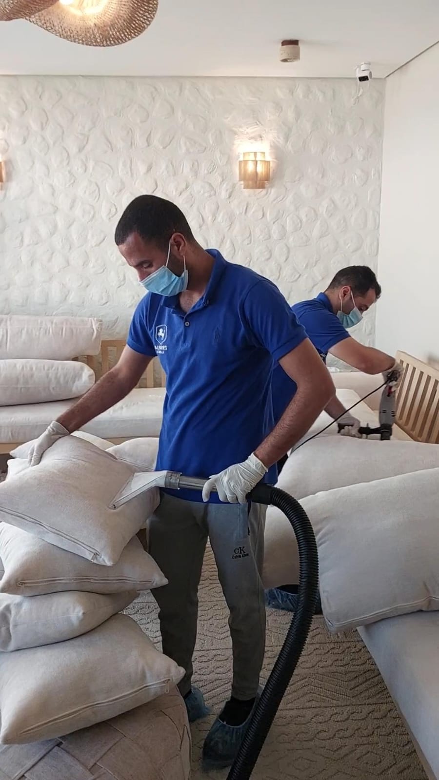 فريق العمل اثناء تنفيذ خدمة لعميل