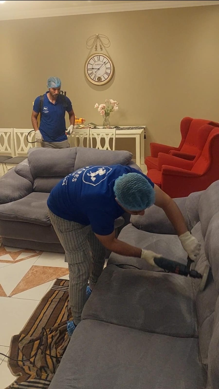 فريق العمل اثناء تنفيذ خدمة لعميل