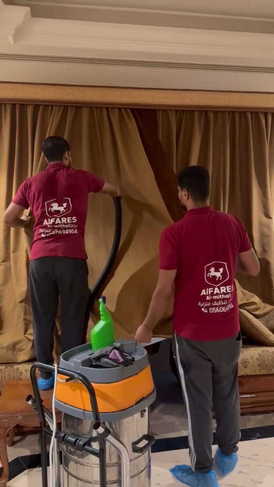 فريق العمل اثناء تنفيذ خدمة لعميل